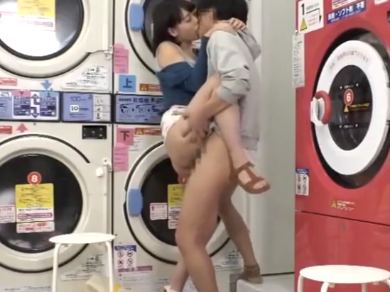 居眠りJDがコインランドリー痴漢悪戯目覚め 巨根フェラ即ハメ