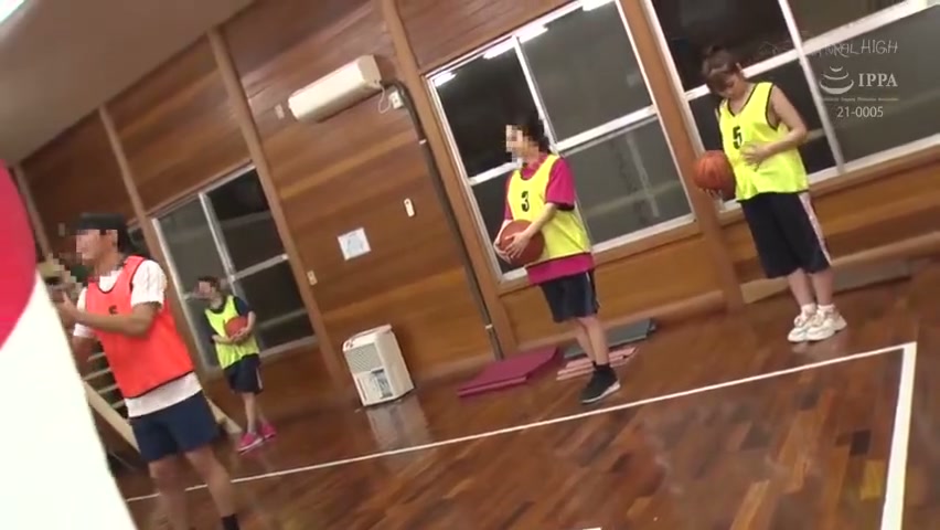 体育館で抱き着かれバックで犯されるきれいなバスケ女子の羞恥｜そこにエロはあるんか