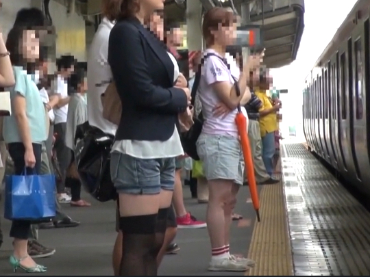 満員電車のニーハイお姉さんがローター手マンで潮を漏らす羞恥｜そこにえろはあるんか