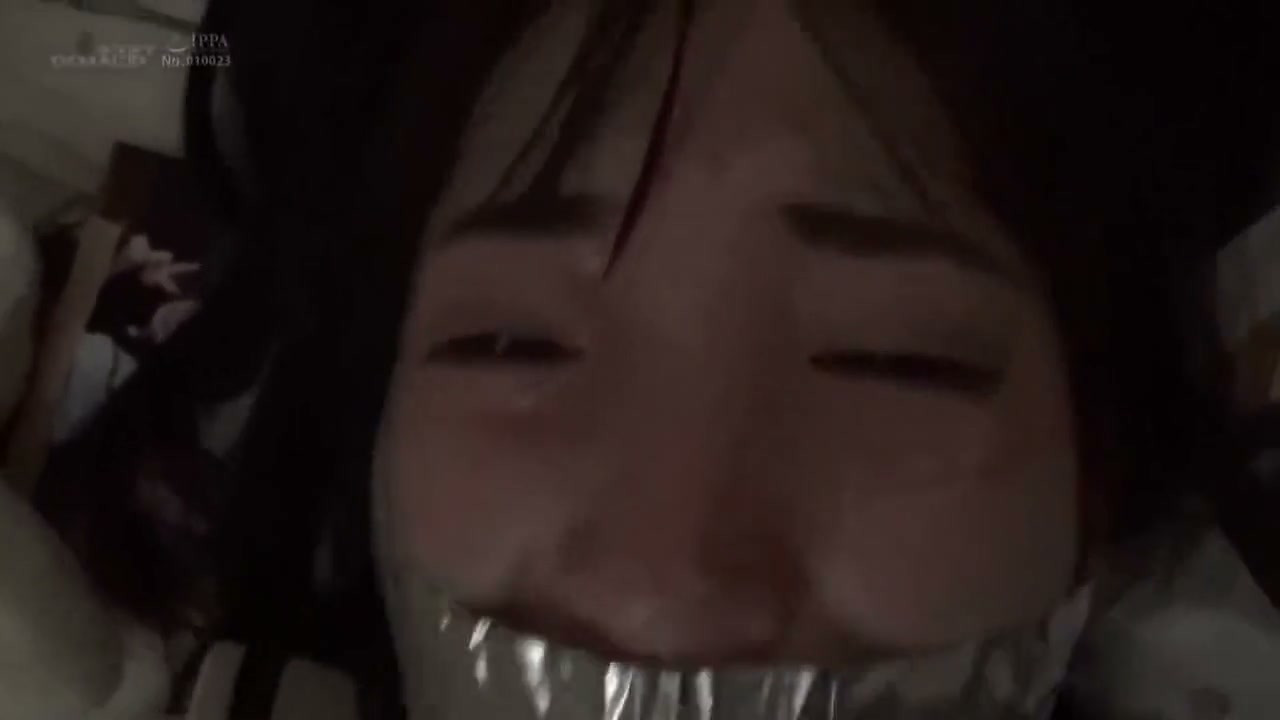 口を塞がれ拘束されたちっぱい美少女が無毛へ中出しされる｜そこにエロはあるんか