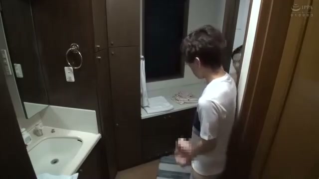 無防備さが逆に攻めてくるまま豊満バストを見続ける すぐ横の相手を気にしつつ｜そこにエロはあるんか